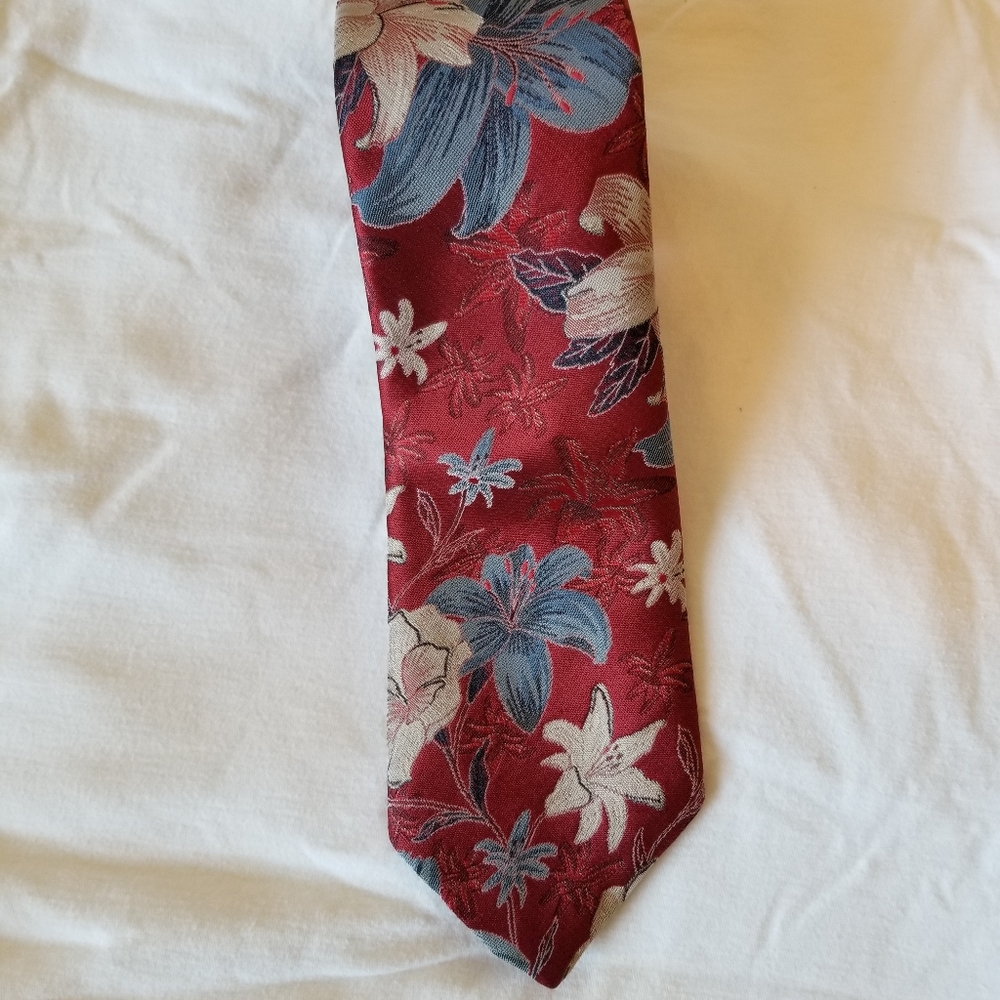🌿Vintage Salvatori Red Floral Neck Tie